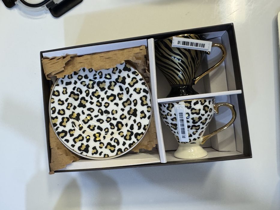 Набор тарелок и чашек