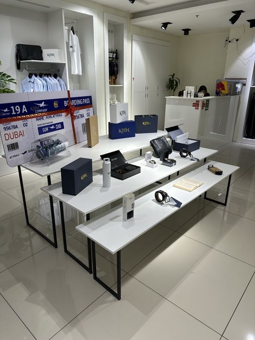 Витрина для одежды рейл