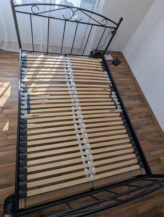 pat 140 x 200 din ramă metalica cu saltea inclusiv.