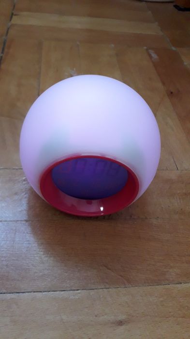 Ceas luminos care afiseaza temperatura, ora, data, cu sunete