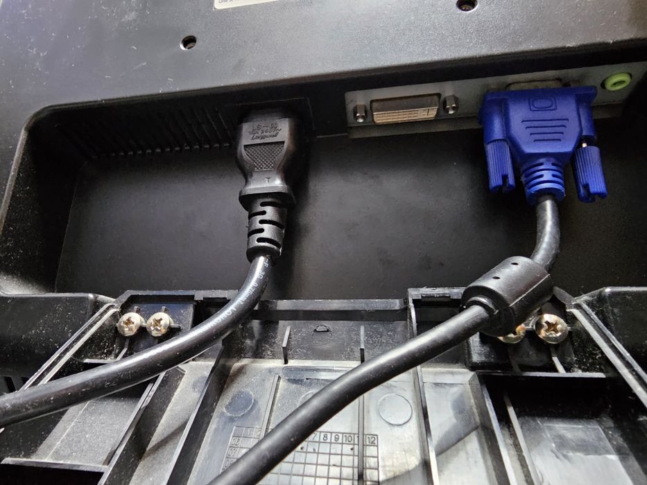 Sistem desktop i 5, monitor, boxe, mouse si tastatura