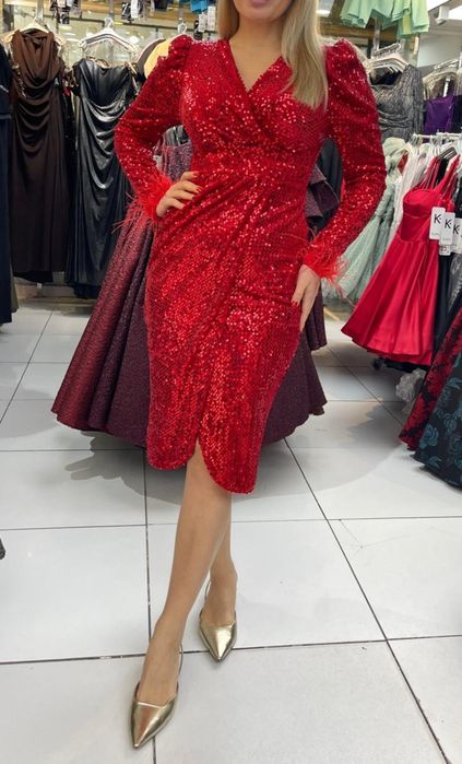 Rochie cu paiete discrete si puf. Rosie sau neagra