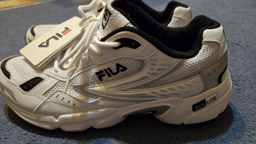 Продам новые кроссовки