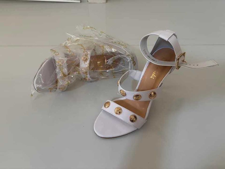 Бели / черни сандали със златни капси