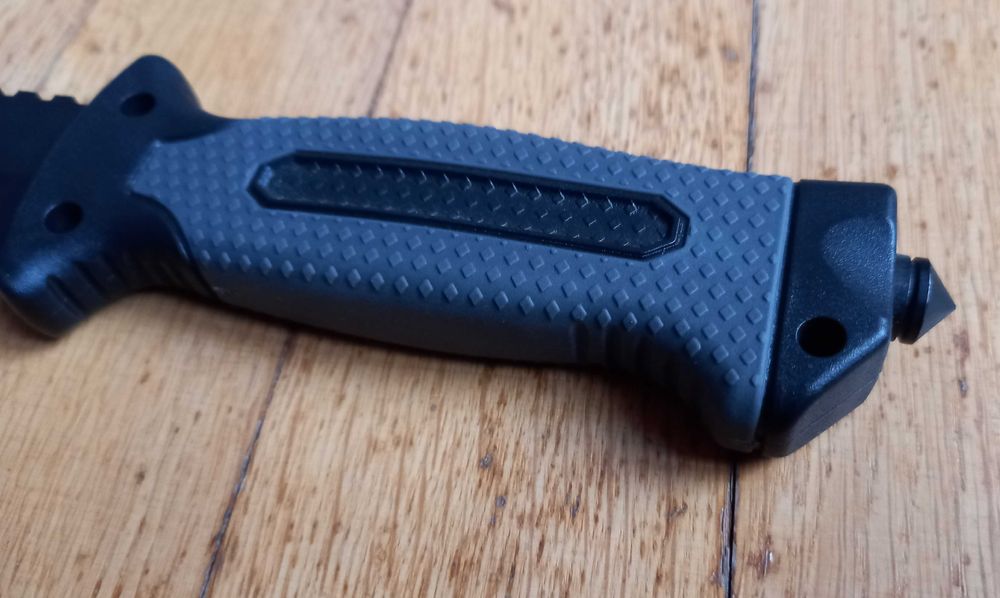 Cutit cu kit de supravietuire