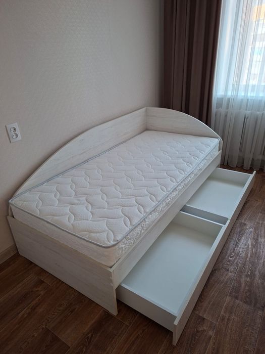 Продам кровать с матрасом