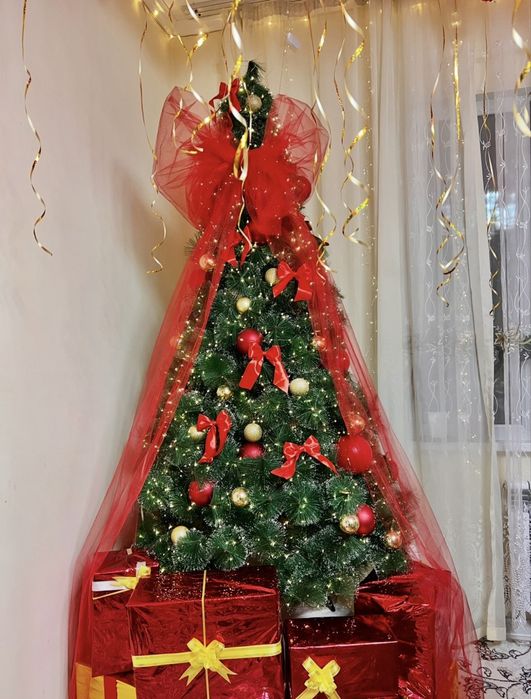 Продается ёлка 2.10 метров ( есть фото в наряженом ввиде)