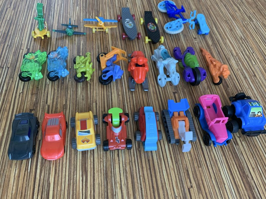 Киндер игрушки.