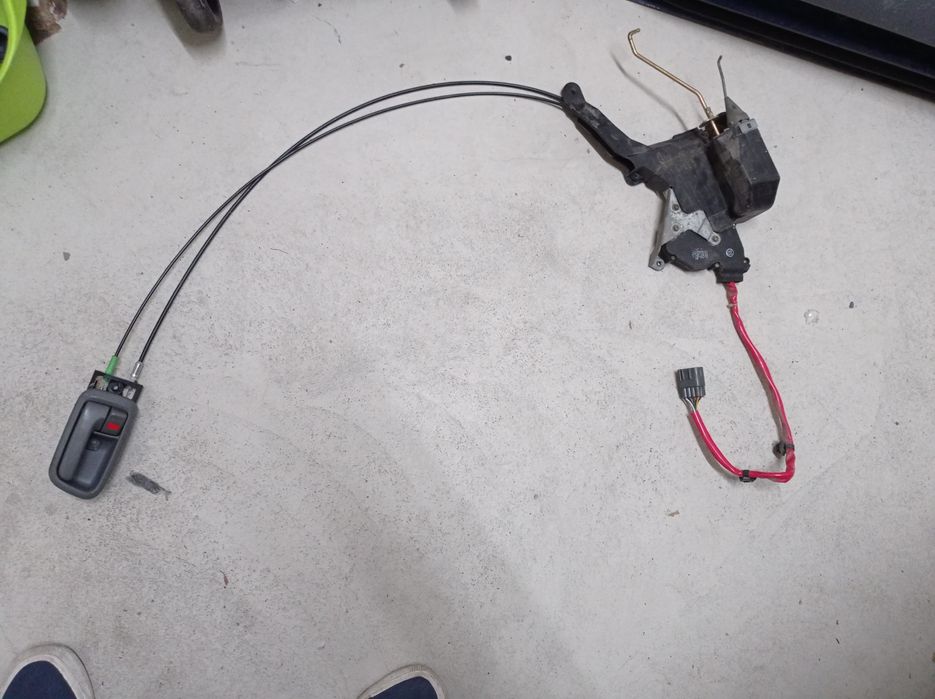 Rav4 2. Къса база. Водач, стъкло,тапицерия лява врата.