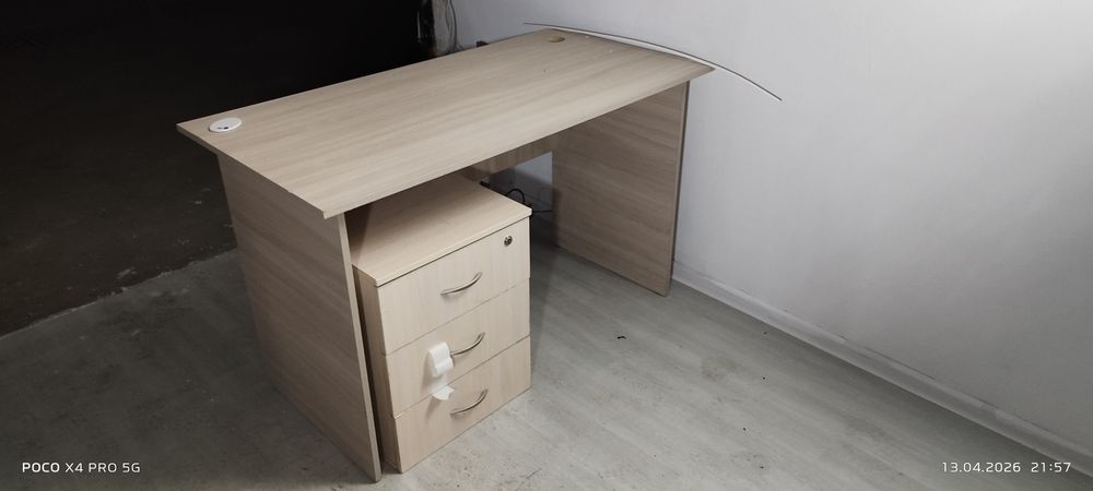 3 стола 2 тумбочки