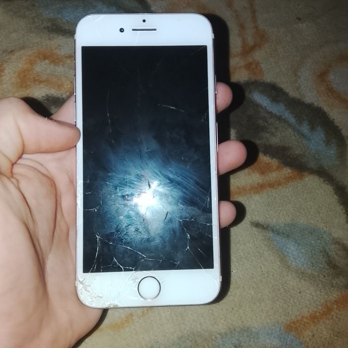 Продам не рабочий айфон 7