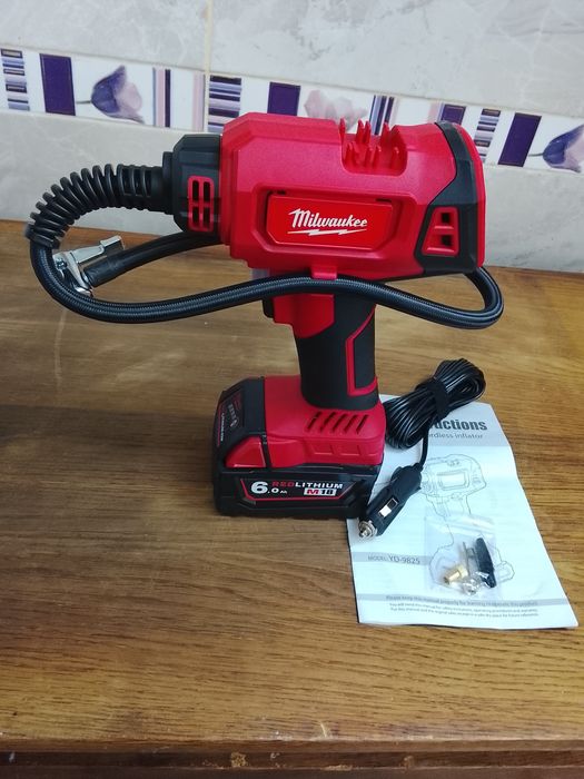 Compresor auto Milwaukee cu o baterie de 6A