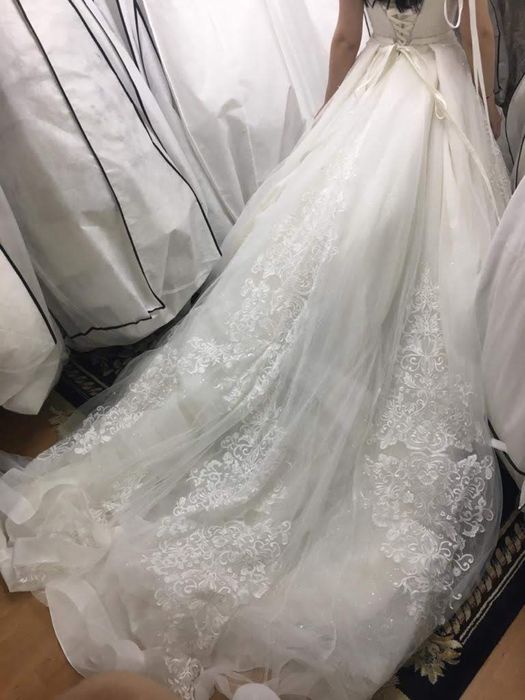 Свадебное платье со шлейфом