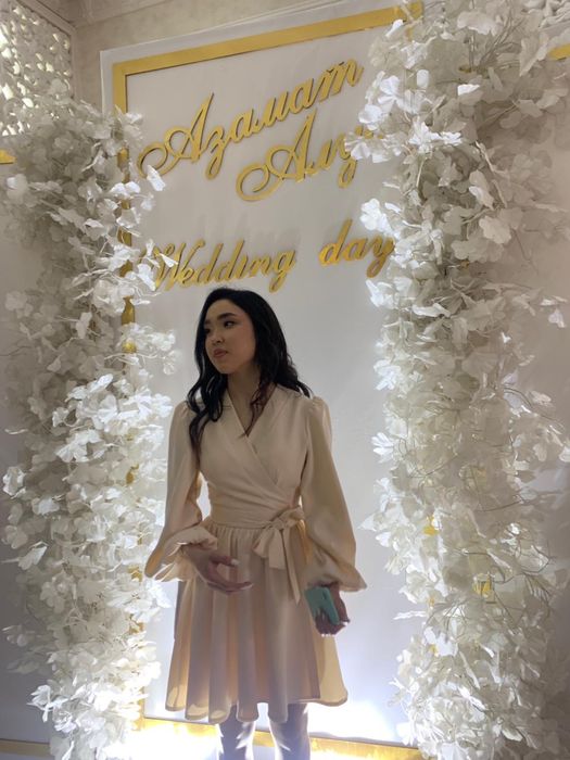 Платье бежевого цвета