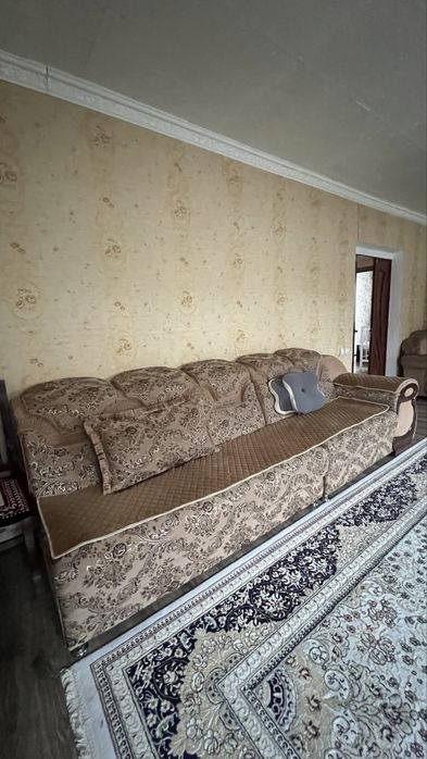 Диван для зала длинный