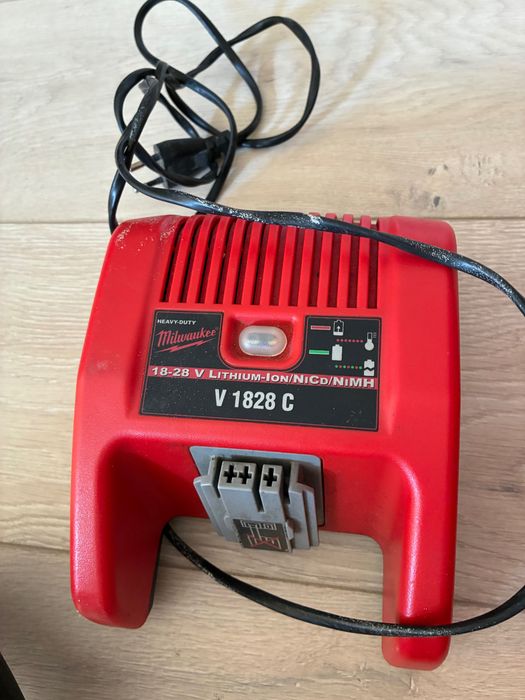 Акумулаторен Перфоратор Milwaukee 28V