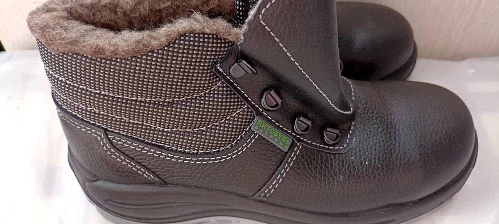 Продам зимние спец.ботинки.  Новые.