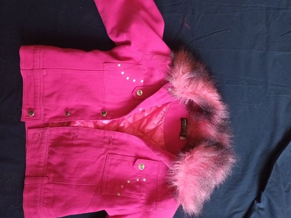 Поодам пальчиком на девочку