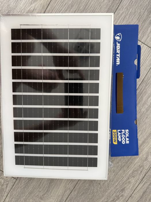 Lampa solara Jortan 200W , ideala pentru curte, cabana, pescuit