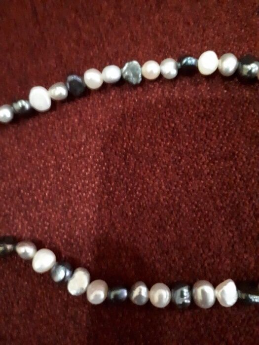 Жемчужные бусы из белого и чёрного