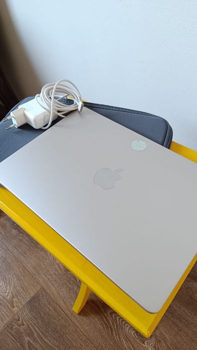 MacBook Air 13,6” M2 чип Starlight Gold