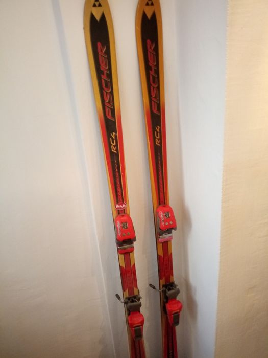 Vând schiuri adulți Fischer RC4 cu legături