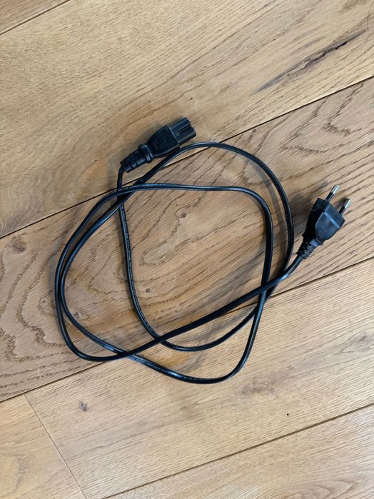 PS4 Pro 1TB + 2 джойстика + 4 игри – отлично състояние; преглед и тест