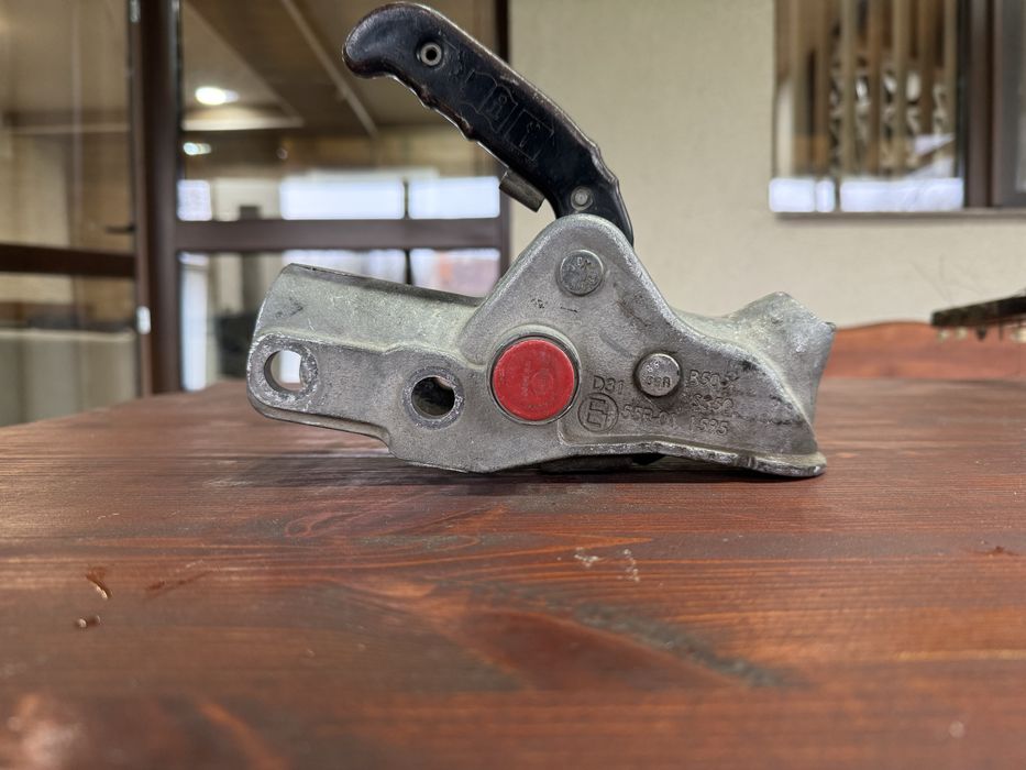 Лапа за теглич ( KNOTT и AL - KO)