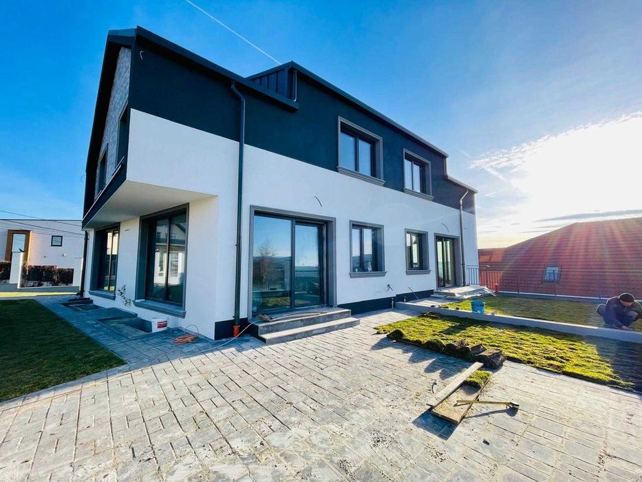 Casa cuplata cu panorama 156 metri utili, 2 garaje zona Dambul Rotund