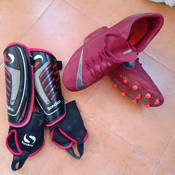 Vând ghete de fotbal Nike și Adidas de sintetic