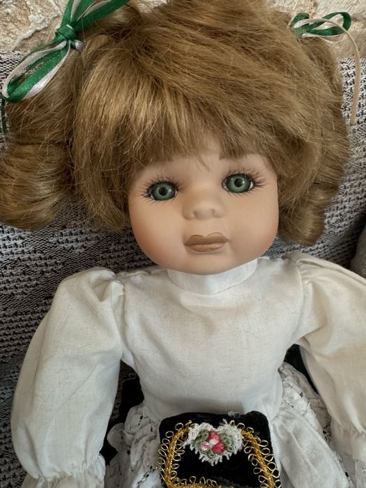 Кукла фарфоровая