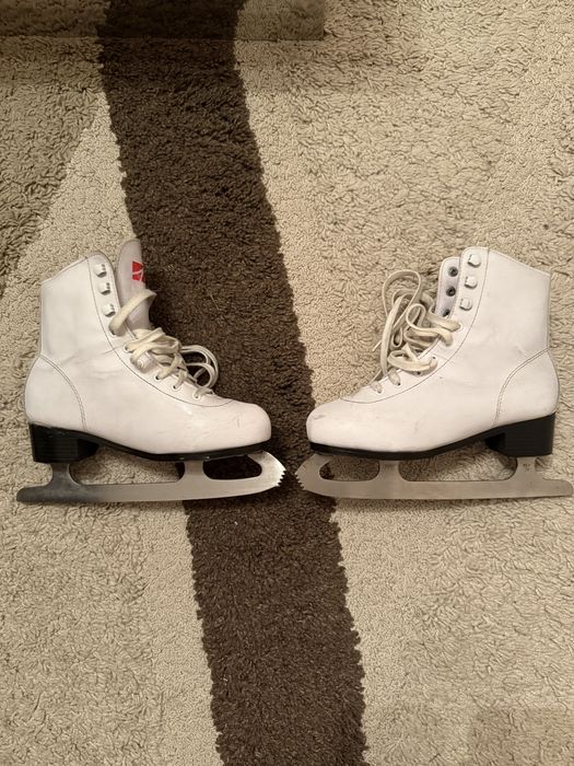 Коньки фигурные.