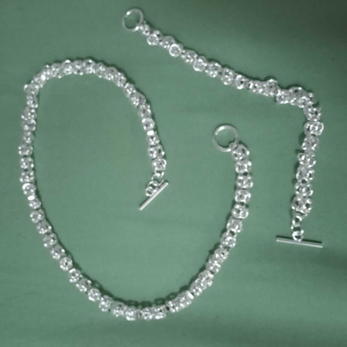 Масивен, нов сребърен комплект в кутия за подарък.