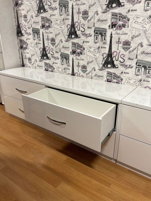 витрина бяла и стъклена дизайн и секция