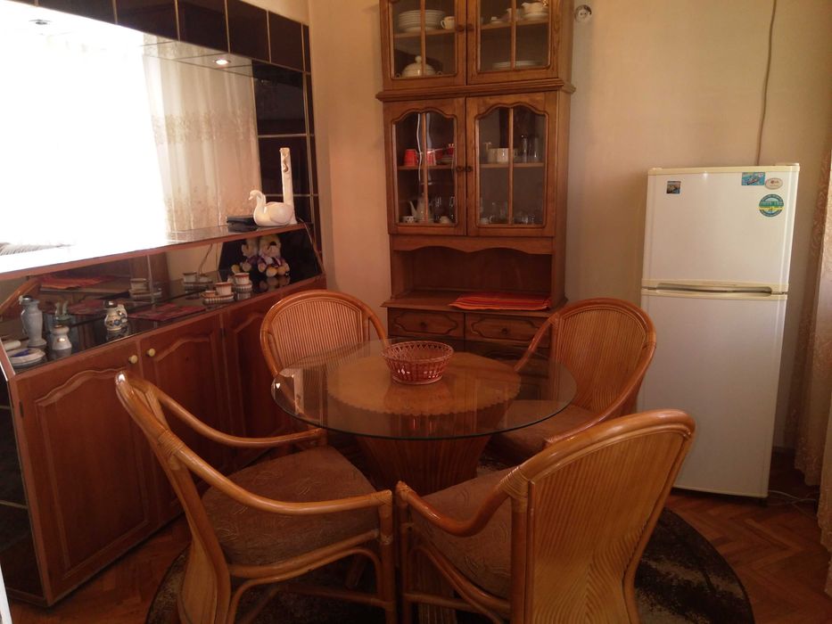 Дава се под наем Тристаен апартамент в Велико Търново, Център - 110 кв.м за 300 € - Снимка #1