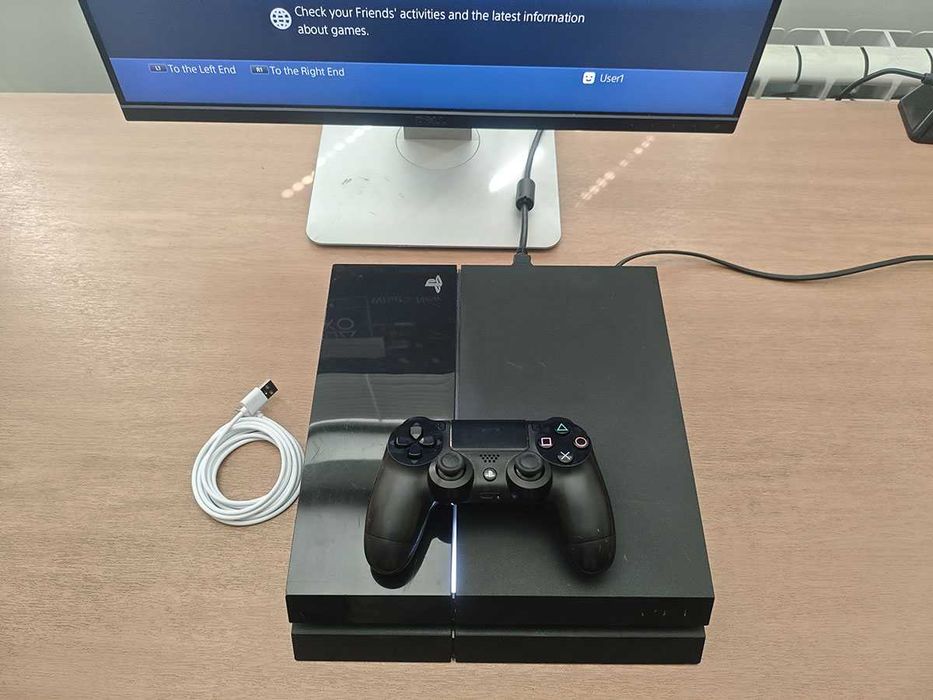 Playstation 4 със джойстики кабели, PS4 конзола
