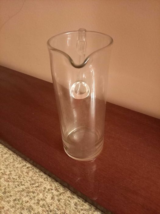 Стъклена кана за вино