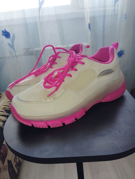 Кроссовки женские.