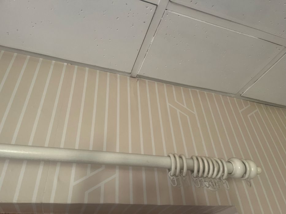 Дървен корниз бял 2.20 см и същия тъмно дърво