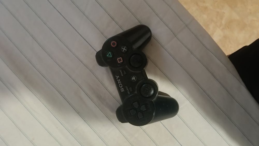 PlayStation е в добро състояние има четири игри