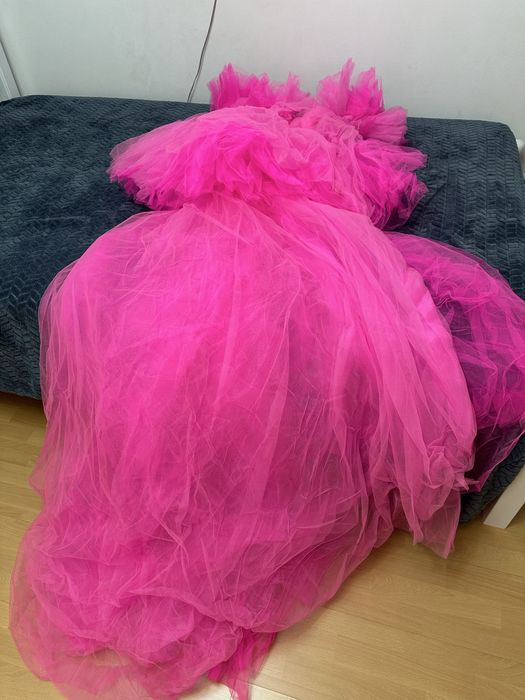 платье ярко розового цвета