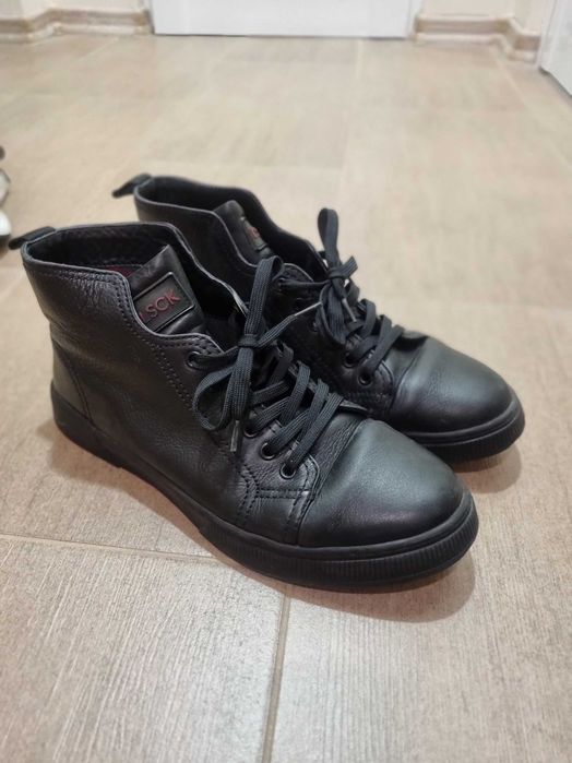 Мъжки сникърси Lasocki, шити, в отлично състояние, носени броени пъти