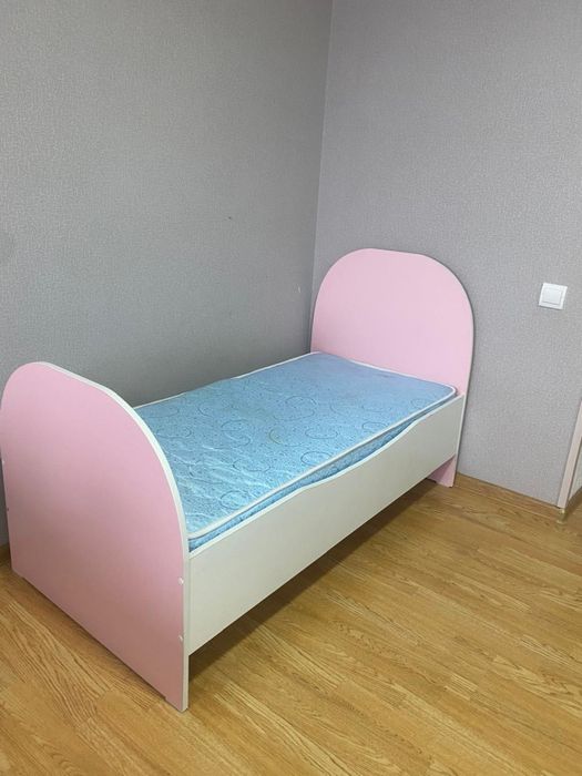 Кровать.