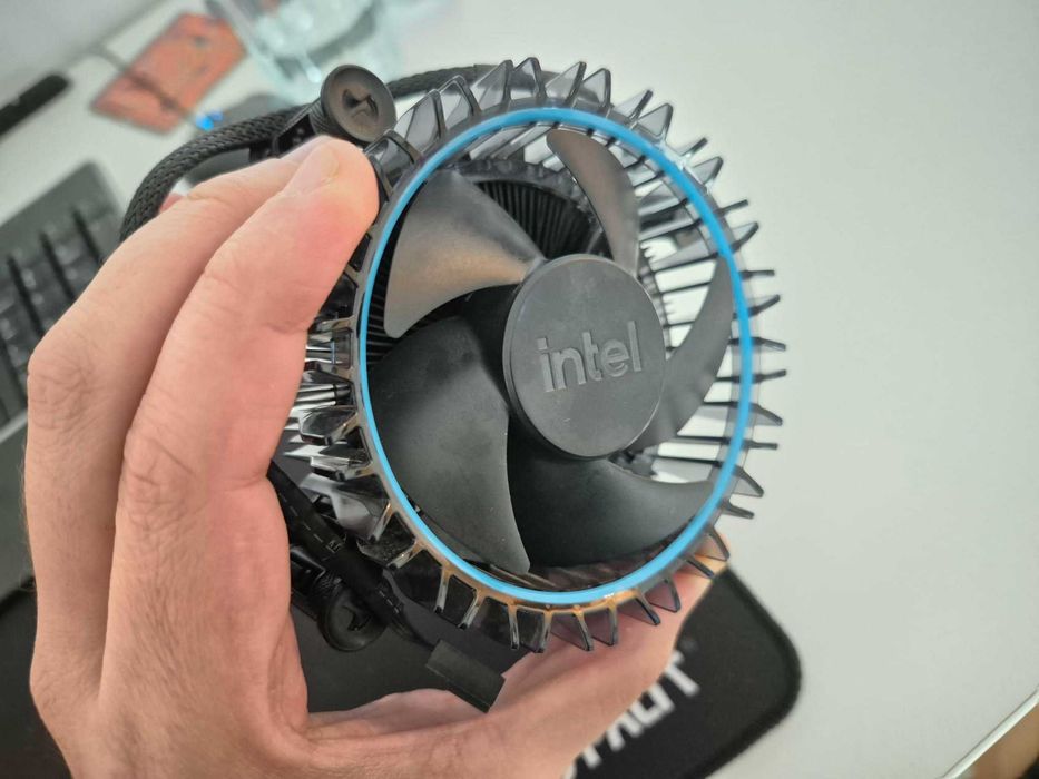 Cooler stock Intel Laminar LGA 1700