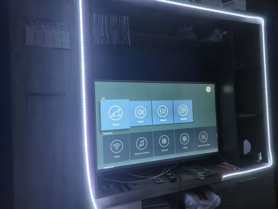 Continental Edison Smart LED cu diagonala de 49 de inchi (124,5 cm), rezoluție UHD 4K și sistem de sunet JBL integrat