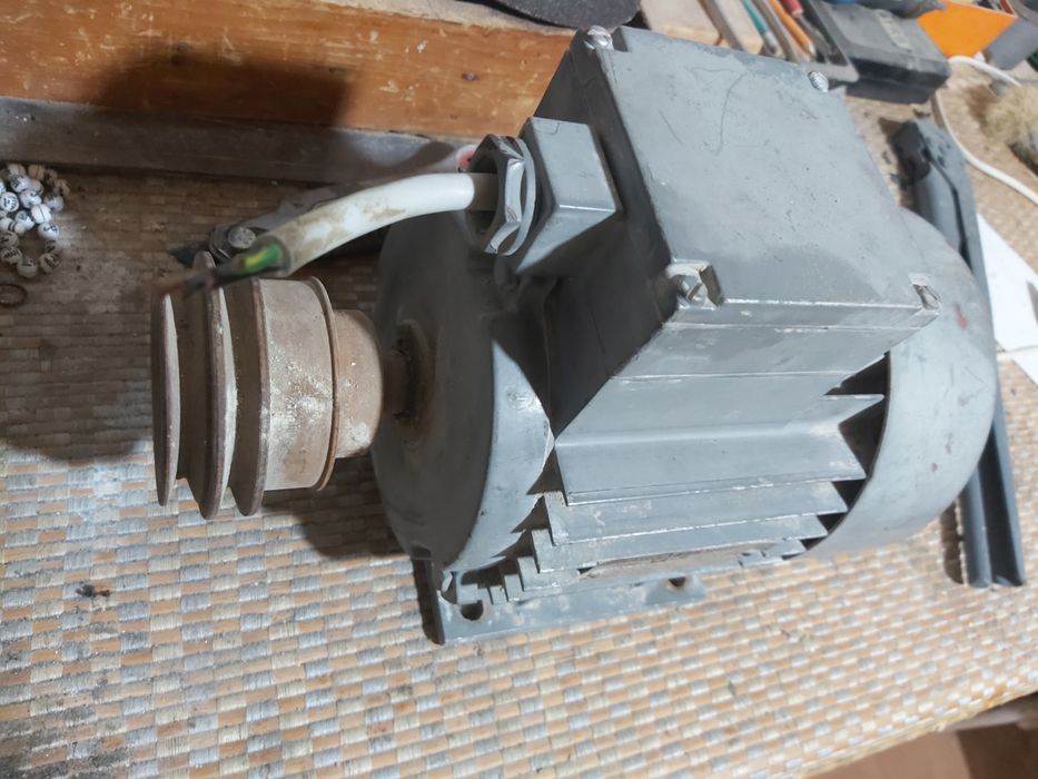 Продам двигатель на 380,баллоны разные