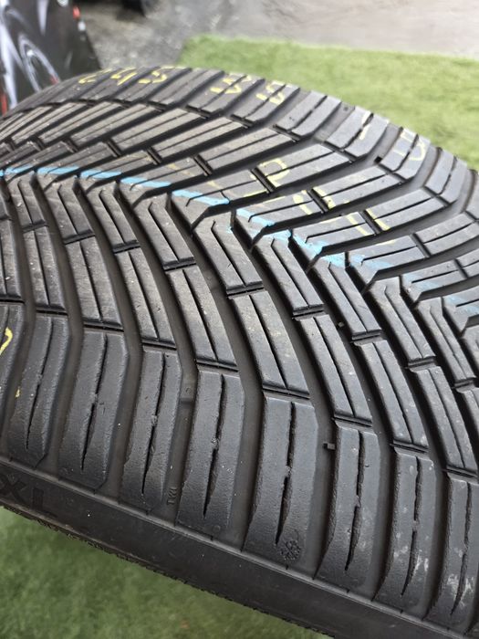 245 35 R19 Continental all season