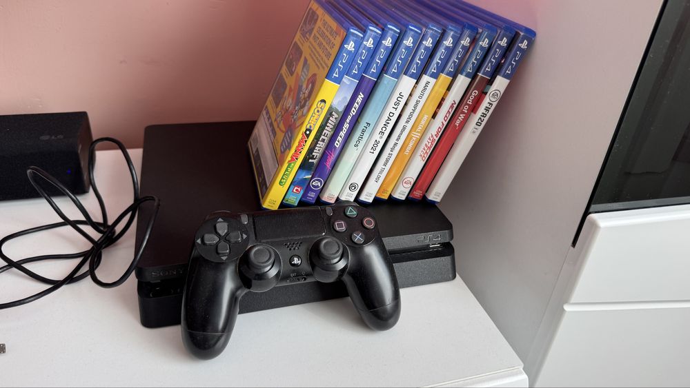PS4 slim и 10игри+джойстик