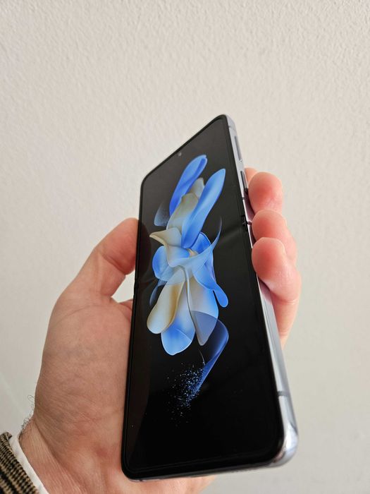 Samsung Galaxy Z flip 4 128 gb 8gb impecabil garantie.