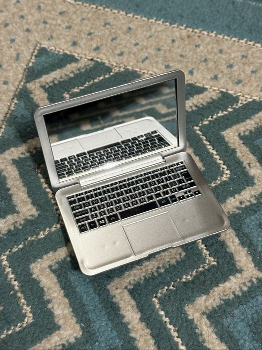 Зеркало в виде Macbook